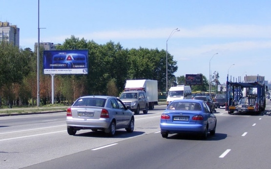 Фото рекламної площини за адресою Броварской просп., ст. м.  Лесная (супер-маркет "МегаМаркет", парк Киото, в направлении центра города)