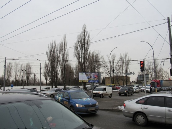 Фото рекламной плоскости по адресу Народного Ополчения ул./ ул. Эрнста (на светофоре), Академия внутренних дел, по направ. Жуляны