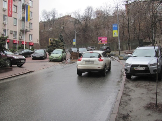 Фото рекламної площини за адресою Кловский спуск, 14, (Правекс Банк, Укртрансгаз, "Bereznitsky Gallery", UniCredit банк, мото "Biker Store"), в направ. Московской ул.