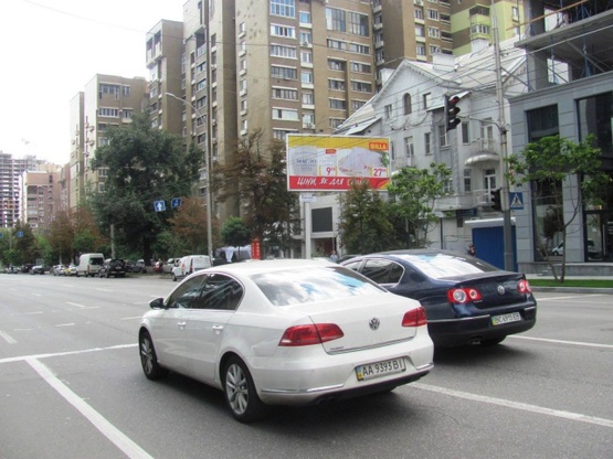 Фото рекламної площини за адресою Антоновича ул. (Горького), 84, (Дом Быта "Лотус-премиум", "Soul-Spa центр", УкрСибБанк, ресторан "Экзюпери"), в направ. бул. Дружбы Народов