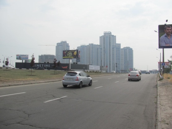 Фото рекламної площини за адресою Днепровская набережная, съезд к Бажана Н. просп., ст. м.  Осокорки (на разделителе), ТЦ "Аркадия", "KFC", Евробазар