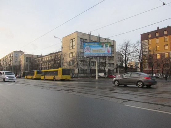 Фото рекламної площини за адресою Пражская ул., 5 (БЦ "Прага", магазин "Продукты", ЗОШ  №126), в направ. Дарницкой площади