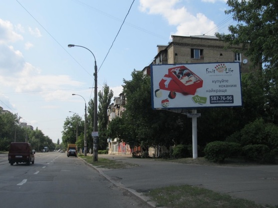 Фото рекламной плоскости по адресу Пражская ул., 31, ( УкрПочта, А-Банк, маркет "Фора"), в направ. Дарницкой площади