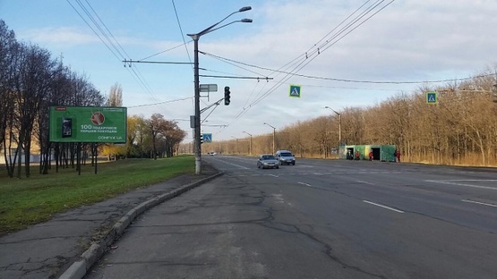 Фото рекламної площини за адресою Днепровское шоссе  ( Днепропетровское шоссе) (район АТС 72), на светофоре, АЗС "Vesta", направл в город