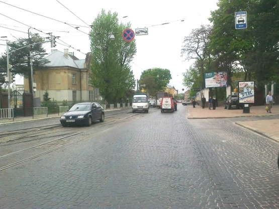 Фото рекламної площини за адресою Лычаковская ул., 107 (Военный госпиталь, Петропавловская церковь, КредоБанк, салон "Золотая лилия"), в сторону центра города Фото рекламної площини за адресою Лычаковская ул., 107 (Военный госпиталь, Петропавловская церковь, КредоБанк, салон "Золотая лилия"), в сторону центра города