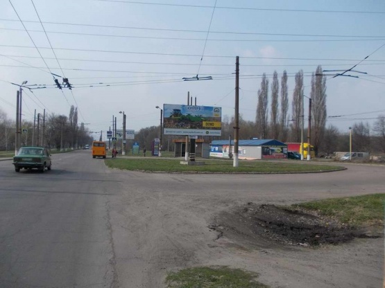 Фото рекламної площини за адресою Харьковская ул., (пост ГАИ, шиномонтаж), въезд в город Фото рекламної площини за адресою Харьковская ул., (пост ГАИ, шиномонтаж), въезд в город