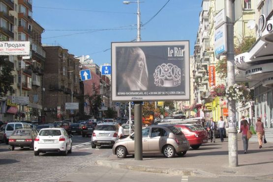 Фото рекламной плоскости по адресу Велика Васильківська вул., 51 - Жилянська вул., :Київський національний академічний театр оперети; магазин хутра "РОКСАН" (№1)