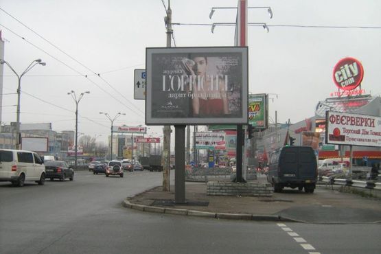 Фото рекламной плоскости по адресу Бандери Степана просп. (Московський просп.) - Оболонський просп., :розподільник, біля  ТЦ "Городок" (№1) Фото рекламной плоскости по адресу Бандери Степана просп. (Московський просп.) - Оболонський просп., :розподільник, біля  ТЦ "Городок" (№1)