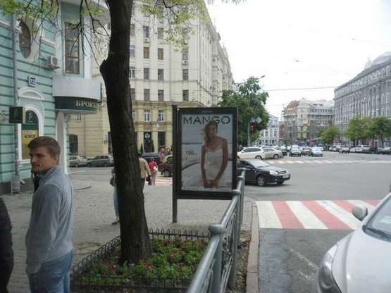 Фото рекламной плоскости по адресу Конституції пл., 12/1