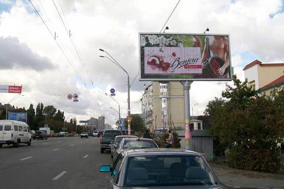 Фото рекламной плоскости по адресу пр. Победы,92, супермаркет "Фуршет"