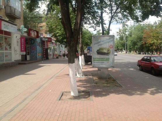 Фото рекламной плоскости по адресу вул.Жовтнева 16, напротив магазина Алло