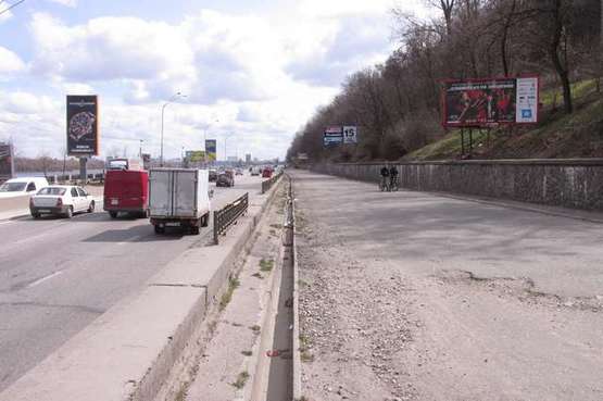Фото рекламної площини за адресою Набережне шосе, : Пішохідний міст; №2 (в напр. ст.метро "Дніпро") Фото рекламної площини за адресою Набережне шосе, : Пішохідний міст; №2 (в напр. ст.метро "Дніпро")