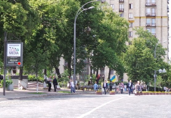 Фото рекламной плоскости по адресу Институтская ул., возле метро "Хрещатик" (справа)