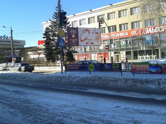 Фото рекламной плоскости по адресу Киевская, 77а (призма), (ТРЦ "Глобал UA", маркет "ВОПАК", "FOREX CLUB", союз-автомотив "Peugeot", сервис-центр "ЛинкТЕЛ", магазин Дом.Техники), в направл. ул. Восточной