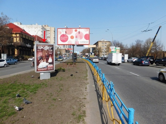 Фото рекламної площини за адресою Кутузова ул., на разделителе