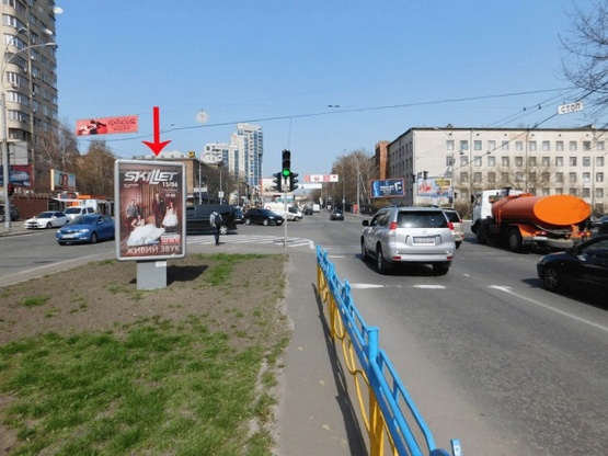 Фото рекламной плоскости по адресу Кутузова ул., на разделителе