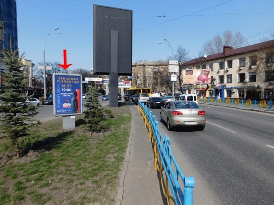 Фото рекламної площини за адресою Кутузова ул., на разделителе