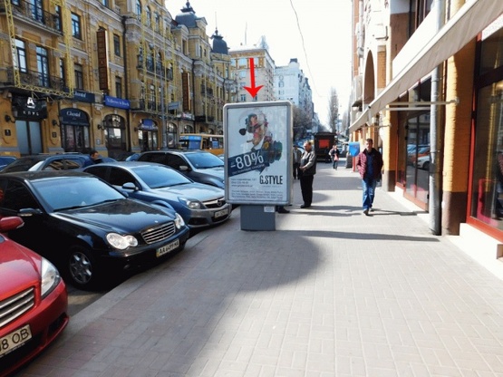 Фото рекламной плоскости по адресу Бессарабский рынок, на светофоре