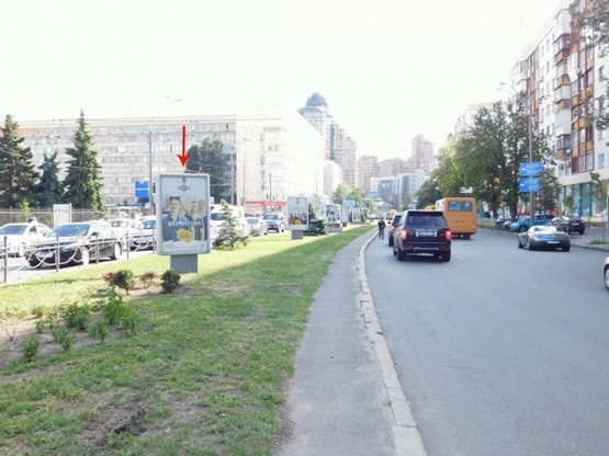 Фото рекламної площини за адресою Кутузова ул., на разделителе