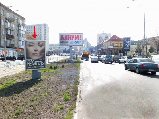 Фото рекламной плоскости по адресу Кутузова ул., на разделителе