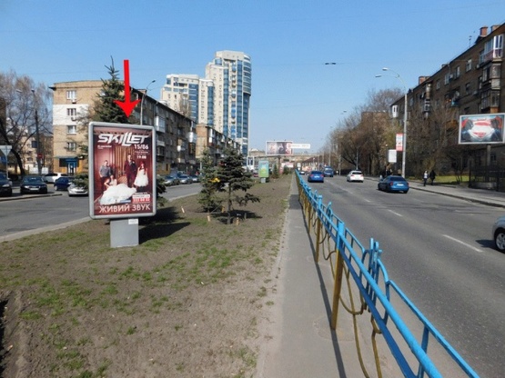 Фото рекламной плоскости по адресу Кутузова ул., на разделителе