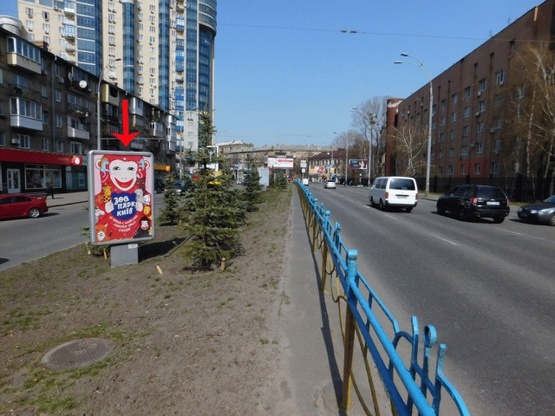 Фото рекламної площини за адресою Кутузова ул., на разделителе