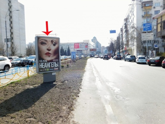 Фото рекламной плоскости по адресу Кутузова ул., на разделителе