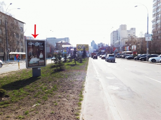 Фото рекламной плоскости по адресу Кутузова ул., на разделителе