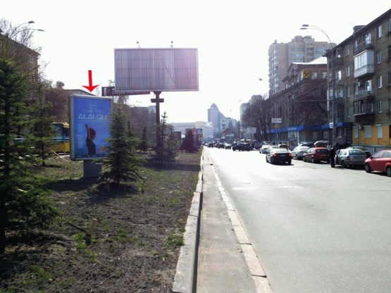 Фото рекламной плоскости по адресу Кутузова ул., на разделителе