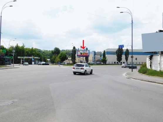 Фото рекламної площини за адресою Межигорская ул., пересечение с ул. Новоконстантиновская, из центра