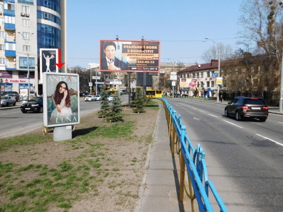 Фото рекламної площини за адресою Кутузова ул., на разделителе Фото рекламної площини за адресою Кутузова ул., на разделителе