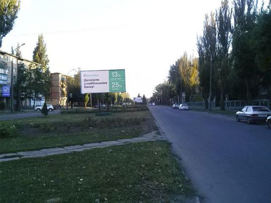 Фото рекламной плоскости по адресу Васякина ул., 4, разделитель, дв-е к Соборности ул.