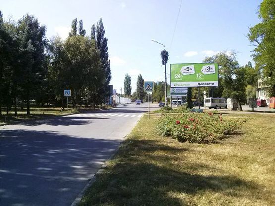 Фото рекламной плоскости по адресу Горняков ул., 38, мкр. Ингулец (автовокзал, рынок), перед поворотом