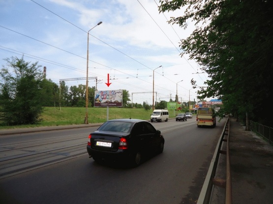 Фото рекламної площини за адресою Мануйловский пр-т, въезд на Амурский мост, из центра