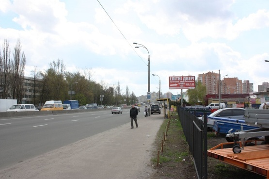 Фото рекламной плоскости по адресу Палладина, крупная транспортная развязка, на территории рынка "Троицкий", в направлении м. Академгородок ТЦ "Novus"
