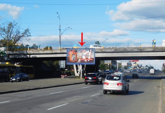 Фото рекламної площини за адресою Броварской просп, /ул. Строителей, под мостом, из центра