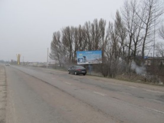 Фото рекламної площини за адресою Черніїв - Коновальця перед мостом          в центр