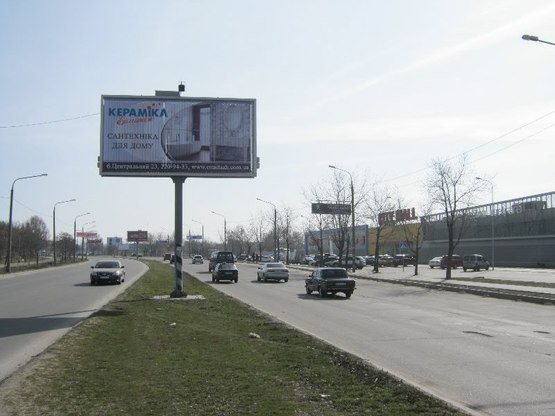 Фото рекламної площини за адресою Набережна магістраль – вул.Запорізька, "АШАН", напрямок руху до вокзалу (призматрон)