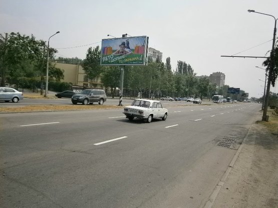 Фото рекламной плоскости по адресу Набережна магістраль  – вул.Немировича-Данченка, "Рибацький стан", напрямок руху до вокзалу (призматрон)