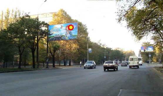 Фото рекламной плоскости по адресу пр.Богоявленский, 43А (Проходная Института Имульсн. техн), Г-образный щит над дорогой, стБ