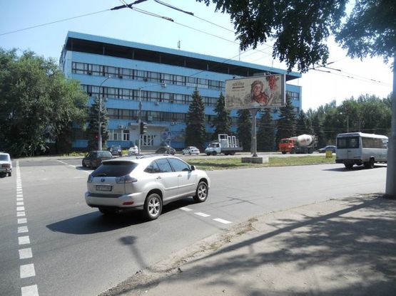 Фото рекламної площини за адресою Південне шосе (розподільча смуга) - пр.Металургів (напрямок руху до вул.Дігональної)