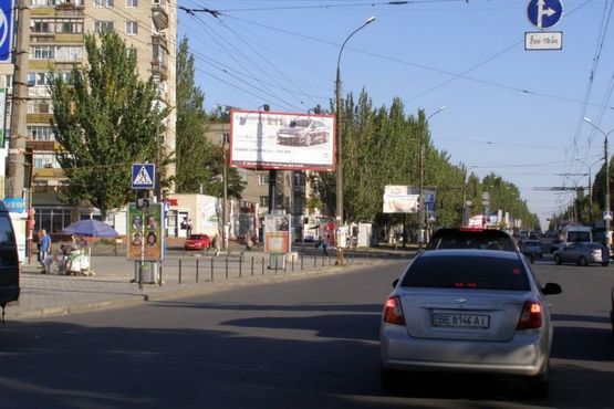 Фото рекламної площини за адресою Миру просп. - Будівельників вул., (№2) (призма) Фото рекламної площини за адресою Миру просп. - Будівельників вул., (№2) (призма)