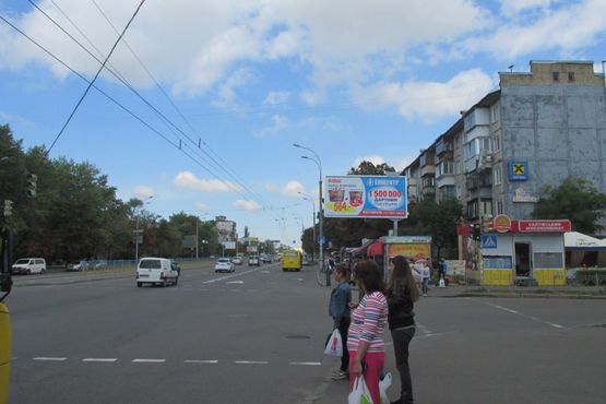 Фото рекламной плоскости по адресу бул. Перова, 22 - поворот на ул. П. Запорожца, подъезд к авторынку, ТЦ Квадрат (Аврора), светофор Фото рекламной плоскости по адресу бул. Перова, 22 - поворот на ул. П. Запорожца, подъезд к авторынку, ТЦ Квадрат (Аврора), светофор