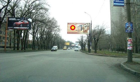 Фото рекламної площини за адресою пр.Богоявленский, 43А (Проходная Института Имульсн. техн), Г-образный щит над дорогой, стА Фото рекламної площини за адресою пр.Богоявленский, 43А (Проходная Института Имульсн. техн), Г-образный щит над дорогой, стА