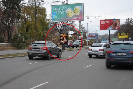 Фото рекламної площини за адресою Вул. Небесної сотні (Леніна) (розподільча смуга)