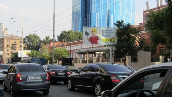 Фото рекламной плоскости по адресу Жилянская ул., 85/ ул.Толстого-светофор Фото рекламной плоскости по адресу Жилянская ул., 85/ ул.Толстого-светофор