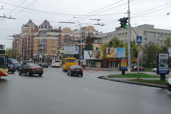 Фото рекламной плоскости по адресу вул. Соборності (Жовтнева)/ Майдан Незалежності (призматрон)