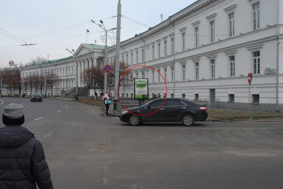 Фото рекламної площини за адресою вул. Соборності (Жовтнева) (вихід з корпусного парку до міськвиконкому)