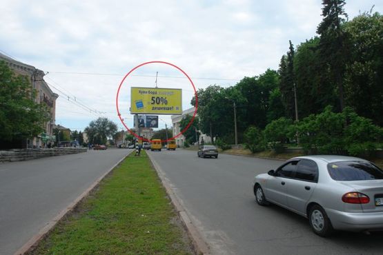 Фото рекламной плоскости по адресу вул. Небесної сотні (Леніна) (розподільча смуга) (призматрон)