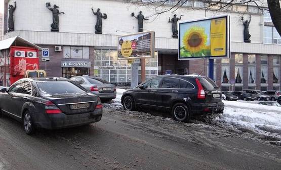 Фото рекламної площини за адресою Львовская площадь/дом художника (В3) СКРОЛЛЕР